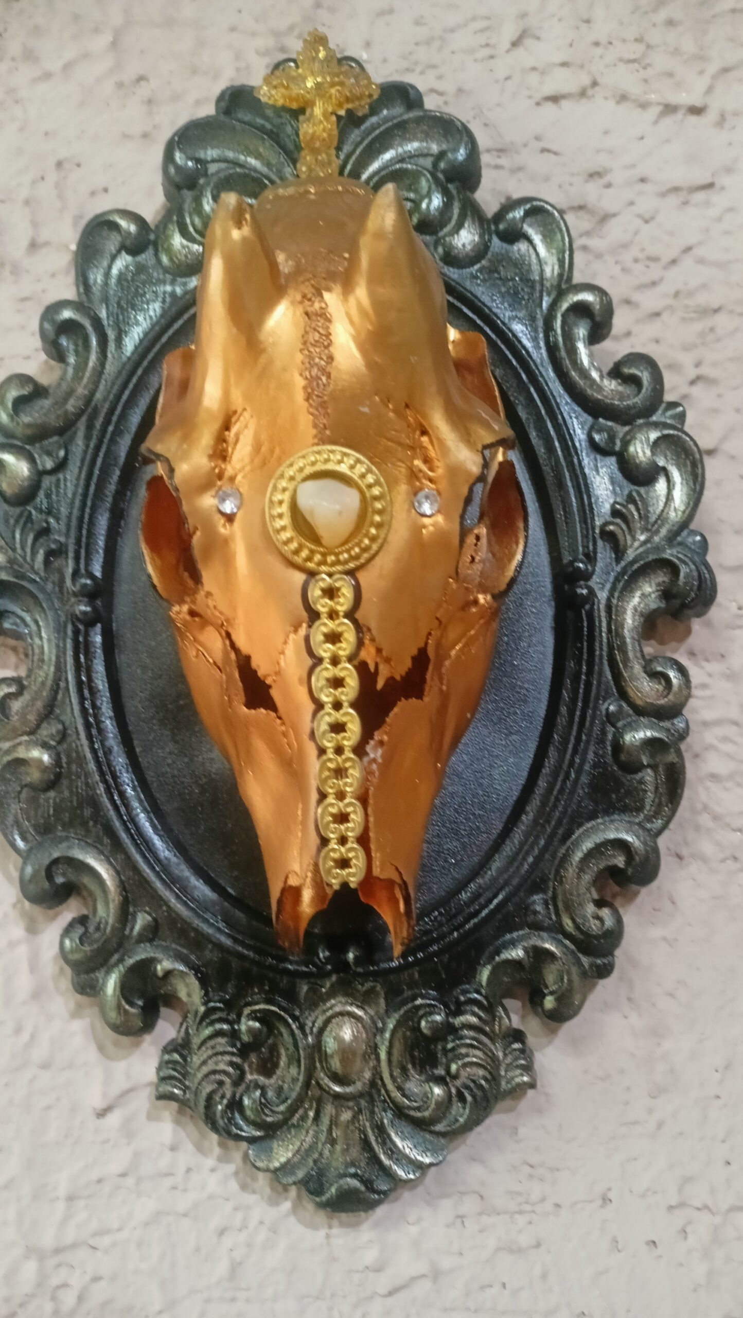 Teschio di Capriolo Decorato in Cornice Barocca – Pezzo Unico - immagine 2